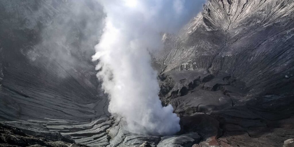 smoking bromo crater 2021 08 26 16 22 13 utc copy3.jpg